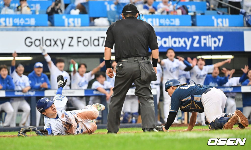 7일 대구 삼성라이온즈파크에서 2025 신한 SOL뱅크 KBO 와일드카드 결정전 삼성 라이온즈와 NC 다이노스의 경기가 열렸다. 홈팀 삼성은 원태인이 방문팀 NC는 로건이 선발 투수로 출전했다. 삼성 라이온즈 김헌곤이 8회말 1사 3루 김성윤의 좌익수 희생플라이때 홈에서 세이프되고 있다. 2025.10.07 / foto0307@osen.co.kr