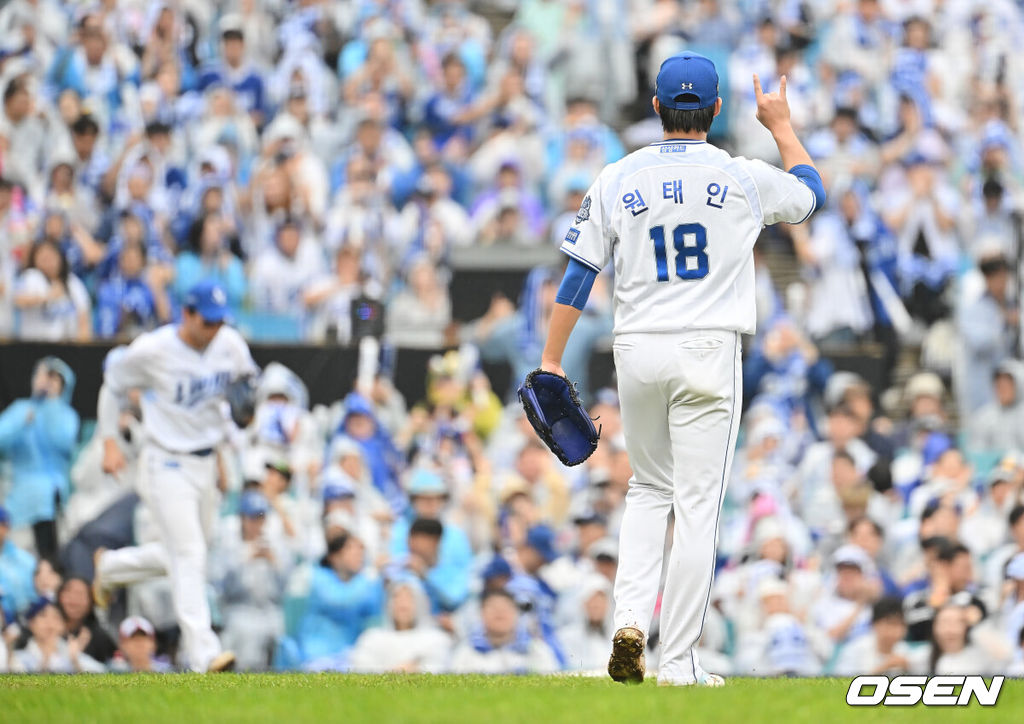7일 대구 삼성라이온즈파크에서 2025 신한 SOL뱅크 KBO 와일드카드 결정전 삼성 라이온즈와 NC 다이노스의 경기가 열렸다. 홈팀 삼성은 원태인이 방문팀 NC는 로건이 선발 투수로 출전했다. 삼성 라이온즈 선발투수 원태인이 4회초 1사 1루 NC 다이노스 권희동의 3루 파울플라이를 잡은 김영웅을 보며 2아웃 사인을 보내고 있다. 2025.10.07 / foto0307@osen.co.kr
