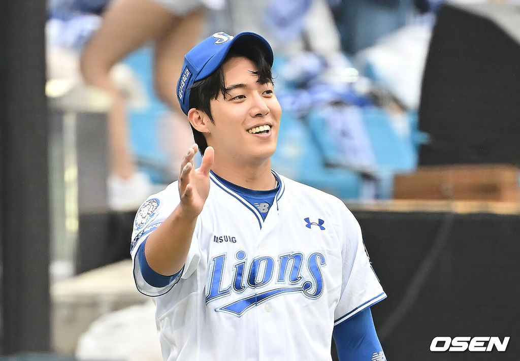 7일 대구 삼성라이온즈파크에서 2025 신한 SOL뱅크 KBO 와일드카드 결정전 삼성 라이온즈와 NC 다이노스의 경기가 열렸다. 홈팀 삼성은 원태인이 방문팀 NC는 로건이 선발 투수로 출전했다. 삼성 라이온즈 선발투수 원태인이 5회초 2사 NC 다이노스 김주원을 우익수 파울플라이로 잡고 호수비를 펼친 김성윤과 하이파이브를 하고 있다. 2025.10.07 / foto0307@osen.co.kr