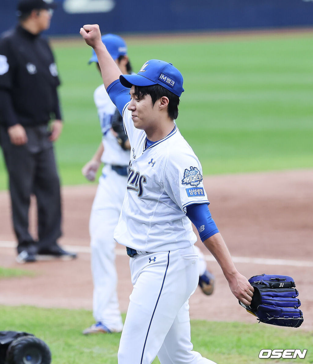 7일 대구 삼성라이온즈파크에서 2025 신한 SOL뱅크 KBO 와일드카드 결정전 삼성 라이온즈와 NC 다이노스의 경기가 열렸다. 홈팀 삼성은 원태인이 방문팀 NC는 로건이 선발 투수로 출전했다. 삼성 라이온즈 원태인이 6회초 수비를 마치고 팬들 환호에 주먹을 불끈 쥐고 있다. 2025.10.07 / foto0307@osen.co.kr