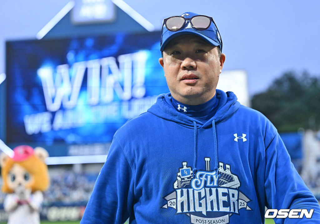 7일 대구 삼성라이온즈파크에서 열린 2025 신한 SOL뱅크 KBO 와일드카드 결정전에서 삼성 라이온즈가 NC 다이노스에 3-0으로 승리, 준플레이오프에 진출했다. 삼성 선발 원태인은 6이닝 4피안타 2사사구 5탈삼진 무실점 완벽투를 뽐냈다.삼성 라이온즈 박진만 감독이 팬들에게 감사 인사를 마치고 더그아웃으로 들어가고 있다. 2025.10.07 / foto0307@osen.co.kr