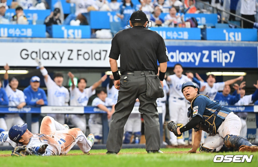 7일 대구 삼성라이온즈파크에서 2025 신한 SOL뱅크 KBO 와일드카드 결정전 삼성 라이온즈와 NC 다이노스의 경기가 열렸다. 홈팀 삼성은 원태인이 방문팀 NC는 로건이 선발 투수로 출전했다. 삼성 라이온즈 김헌곤이 8회말 1사 3루 김성윤의 좌익수 희생플라이때 홈에서 세이프되고 있다. 2025.10.07 / foto0307@osen.co.kr