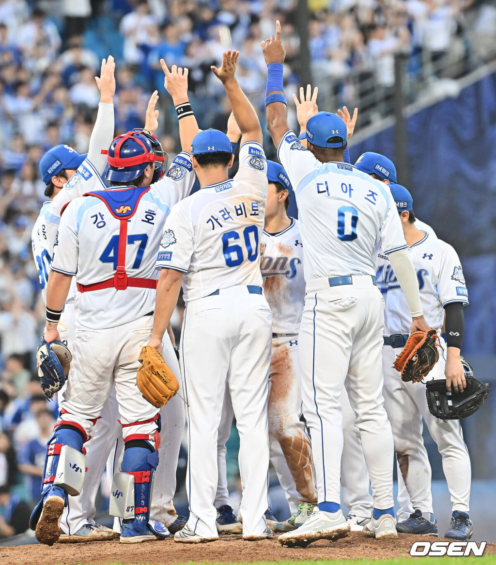 7일 대구 삼성라이온즈파크에서 열린 2025 신한 SOL뱅크 KBO 와일드카드 결정전에서 삼성 라이온즈가 NC 다이노스에 3-0으로 승리, 준플레이오프에 진출했다. 삼성 선발 원태인은 6이닝 4피안타 2사사구 5탈삼진 무실점 완벽투를 뽐냈다.삼성 라이온즈 선수들이 승리의 기쁨을 나누고 있다. 2025.10.07 / foto0307@osen.co.kr