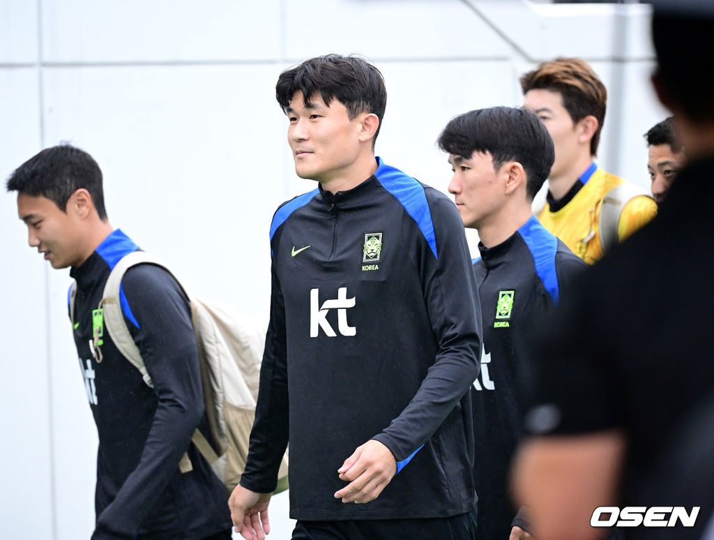 홍명보 감독이 이끄는 대한민국 축구 국가대표팀이 7일 오후 경기도 고양종합운동장 보조경기장에서 오는 10일 브라질과의 평가전을 앞두고 오픈트레이닝을 진행했다.한국 축구대표팀과 브라질은 오는 10일 서울월드컵경기장에서 친선경기를 갖는다.A대표팀 김민재를 비롯한 선수들이 훈련장에 들어서고 있다. 2025.10.07 / dreamer@osen.co.kr