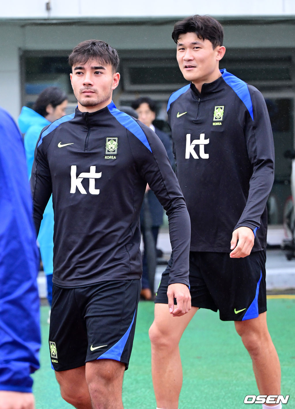 홍명보 감독이 이끄는 대한민국 축구 국가대표팀이 7일 오후 경기도 고양종합운동장 보조경기장에서 오는 10일 브라질과의 평가전을 앞두고 오픈트레이닝을 진행했다.한국 축구대표팀과 브라질은 오는 10일 서울월드컵경기장에서 친선경기를 갖는다.훈련을 앞두고 김민재와 옌스 카스트로프가 훈련장에 들어서고 있다. 2025.10.07 / dreamer@osen.co.kr