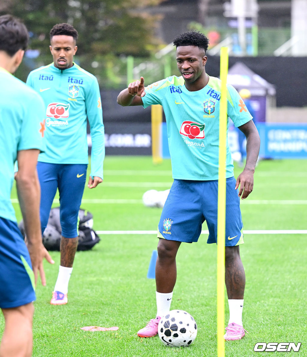 홍명보호와 평가전을 앞둔 브라질 축구 대표팀이 7일 오후 경기도 고양종합운동장 보조경기장에서 공식 훈련을 펼쳤다.한국 축구대표팀과 브라질은 오는 10일 서울월드컵경기장에서 친선경기를 갖는다.브라질 비니시우스 주니오르를 비롯한 선수들이 훈련을 펼치고 있다. 2025.10.07 / dreamer@osen.co.kr