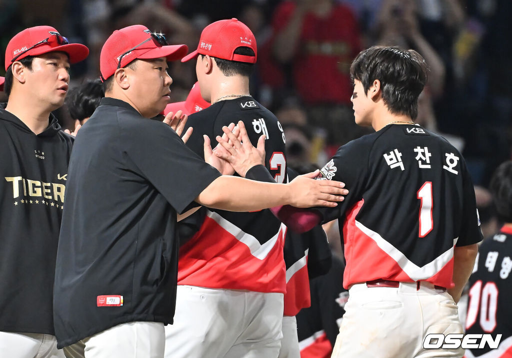 6일 창원NC파크에서 2025 신한 SOL 뱅크 KBO 리그 NC 다이노스와 KIA 타이거즈의 경기가 열렸다. 홈팀 NC는 라일리가, 방문팀 KIA는 올러가 선발 출전했다. KIA 타이거즈 이범호 감독이 NC 다이노스에 8-4로 승리, 박찬호와 하이파이브를 하고 있다. 2025.09.06 / foto0307@osen.co.kr