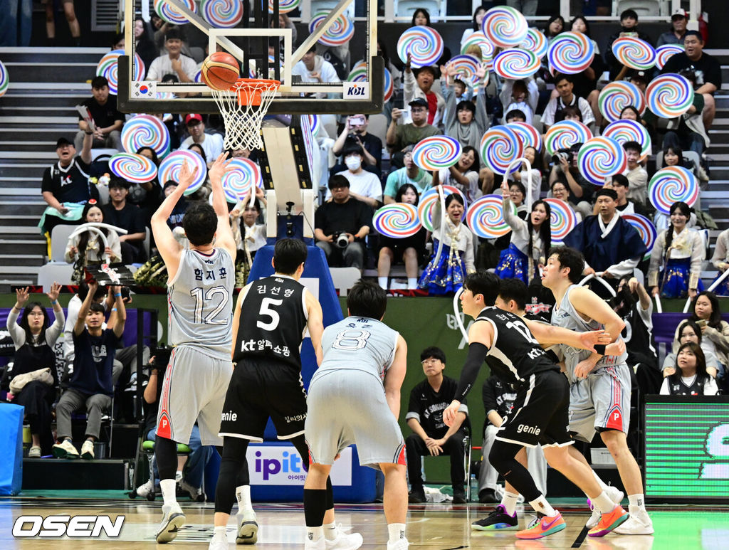 수원 KT는 7일 수원 소닉붐아레나에서 열린 2025-2026 LG전자 프로농구 현대 모비스와 맞대결서 74-73으로 승리했다. 이날 승리로 KT는 홈 2연승을 기록했다. 김선형은 9점-7어시스트, 하윤기가 18점-6리바운드, 아이재아 힉스는 16점-11리바운드 등을 기록하며 팀 승리를 이끌었다. 연장 1차 현대모비스 함지훈이 자유투에 실패하고 있다. 2025.10.07 /cej@osen.co.kr