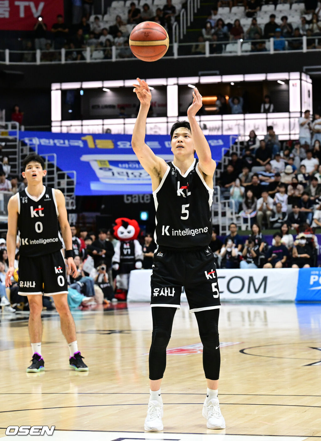 수원 KT는 7일 수원 소닉붐아레나에서 열린 2025-2026 LG전자 프로농구 현대 모비스와 맞대결서 74-73으로 승리했다. 이날 승리로 KT는 홈 2연승을 기록했다. 김선형은 9점-7어시스트, 하윤기가 18점-6리바운드, 아이재아 힉스는 16점-11리바운드 등을 기록하며 팀 승리를 이끌었다. 연장 1차 KT 김선형이 자유투를 성공하고 있다. 2025.10.07 /cej@osen.co.kr