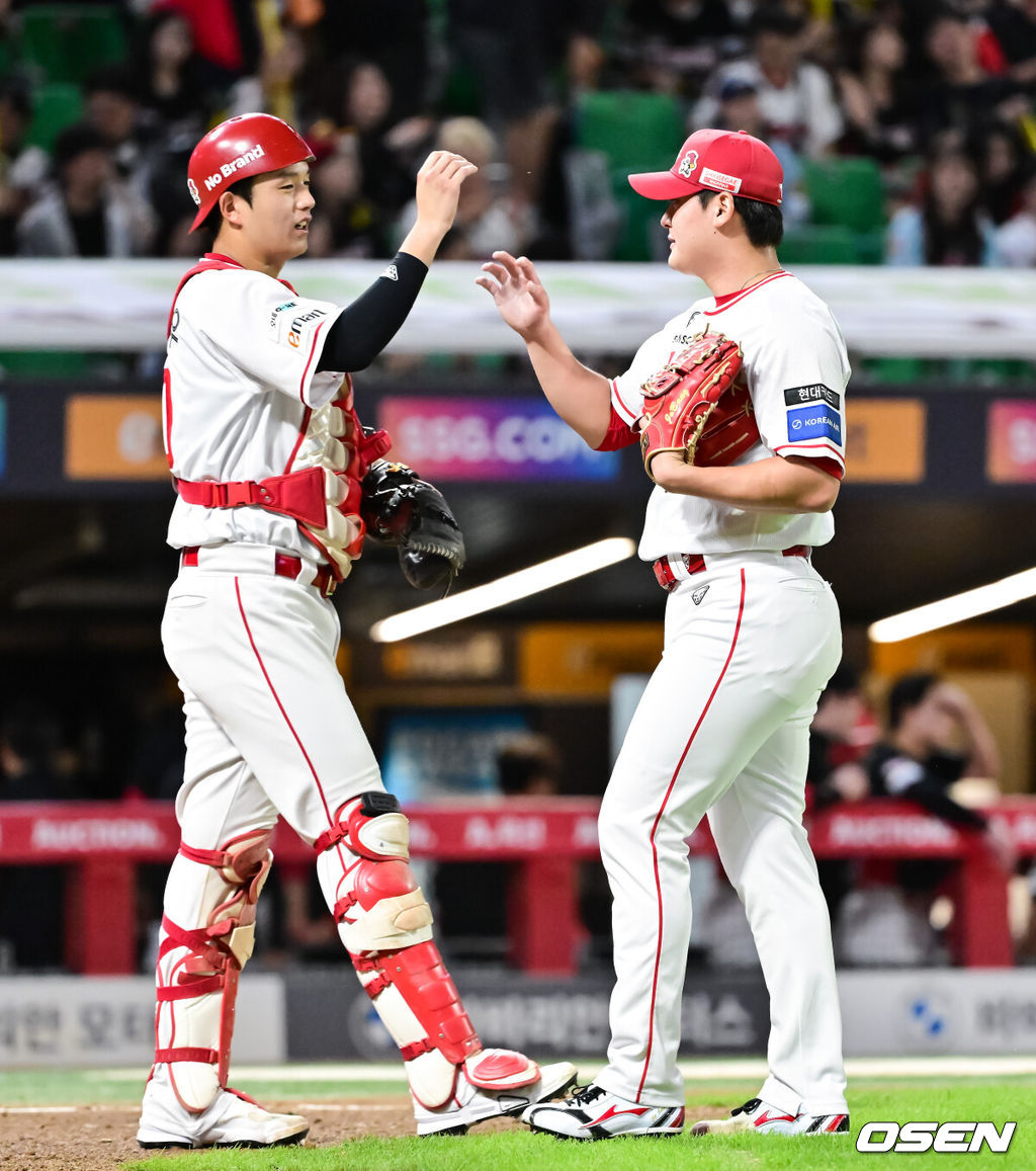 SSG 랜더스 조형우와 조병현. /OSEN DB