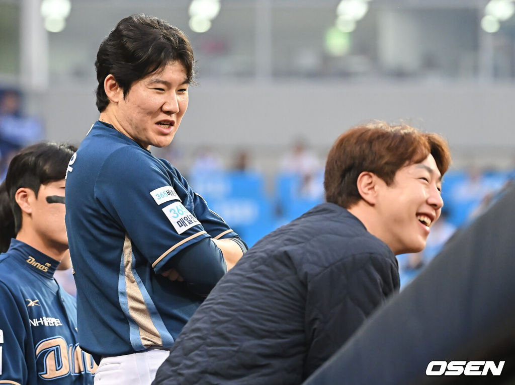6일 대구 삼성라이온즈파크에서 2025 신한 SOL뱅크 KBO 와일드카드 결정전 삼성 라이온즈와 NC 다이노스의 경기가 열렸다. NC 다이노스가 구창모의 6이닝 1실점 원맨쇼에 힘입어 삼성 라이온즈에 4-1로 승리했다.NC 다이노스 박민우와 박건우가 승리를 확신하고 미소짓고 있다. 2025.10.06 / foto0307@osen.co.kr