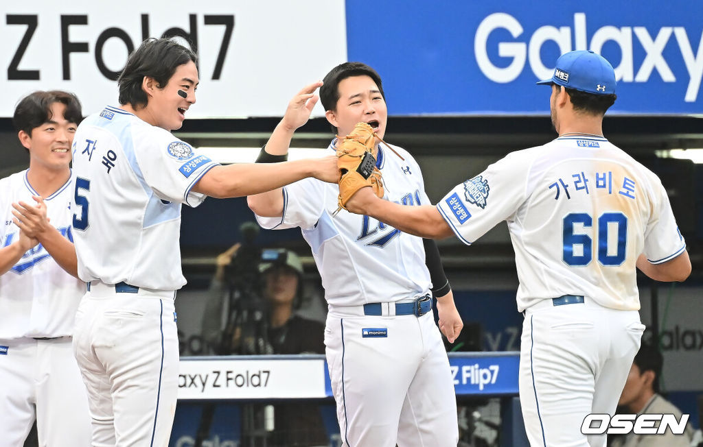 7일 대구 삼성라이온즈파크에서 2025 신한 SOL뱅크 KBO 와일드카드 결정전 삼성 라이온즈와 NC 다이노스의 경기가 열렸다. 홈팀 삼성은 원태인이 방문팀 NC는 로건이 선발 투수로 출전했다. 삼성 라이온즈 가라비토가 8회초 2사 NC 다이노스 데이비슨을 삼진으로 잡고 구자욱과 하이파이브를 하고 있다. 2025.10.07 / foto0307@osen.co.kr