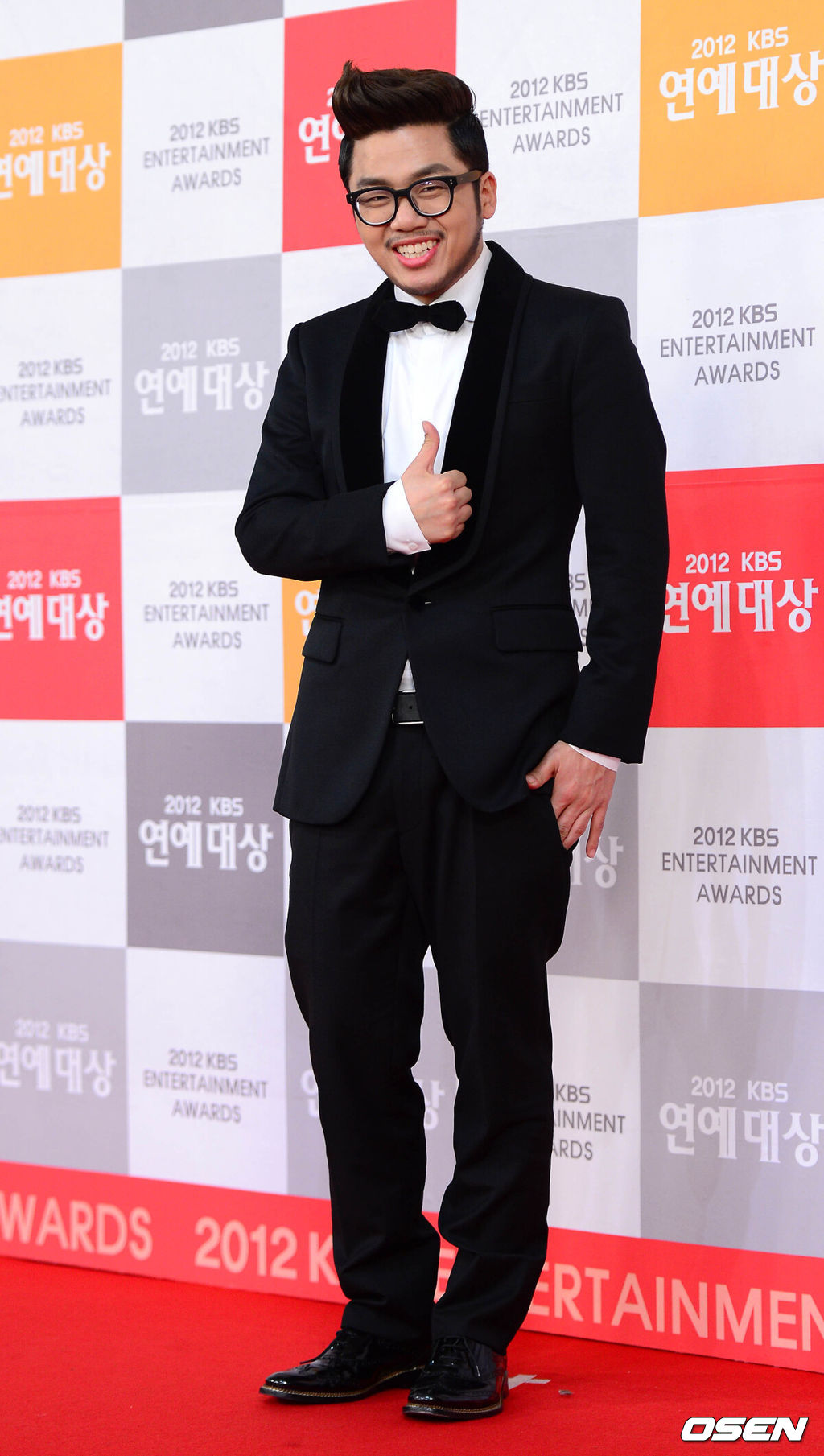 22일 오후 서울 여의도 KBS홀에서 열린 '2012 KBS 연예대상' 시상식에서 그룹 브라운아이드소울 성훈이 레드카펫 행사를 갖고 있다.'2012 KBS 연예대상'에서는 총 5명의 후보가 대상 트로피를 놓고 각축전을 벌인다. 지난 20일 KBS가 공식 발표한 대상 후보는 김준호(개그콘서트/남자의 자격) 신동엽(불후의 명곡/안녕하세요) 유재석(해피투게더3), 이경규(남자의 자격), 이수근(1박2일/승승장구) 등이다. 방송가는 물론 네티즌 사이에서도 올해 KBS 연예대상의 가장 유력한 대상 주인공은 신동엽이다. 신동엽은 올해 '불후의 명곡'과 '안녕하세요' 등에서 꾸준히 활약하며 각 프로그램이 동 시간대 강자로 자리매김하는 데 혁혁한 공을 세웠다. 올해만큼은 신동엽에게도 대상의 영광이 돌아갈지 모른다는 게 예능국 관계자들의 조심스러운 전망. 만일 신동엽이 올해 대상을 거머쥐게 된다면 지난 2002년에 이어 두 개의 KBS 연예대상 트로피를 가지게 된다.또 다른 유력 후보로 거론되는 사람은 '개그콘서트'와 '해피선데이-남자의 자격', '해피투게더3' 등 다양한 프로그램에서 총천연색 활약상을 보여준 김준호다. 특히 김준호는 올해 처음으로 대상 후보에 이름을 올려 수상 여부에 더 큰 관심이 쏠린다. 김준호의 수상 가능성이 점쳐지는 큰 이유는 예능 프로그램 시청률 1위 자리를 지킨 '개그콘서트'의 돌풍과도 연관된다. 또 버라이어티와 토크쇼 등을 종횡무진이면서도 '개그콘서트'를 통해 코미디 뿌리를 지켜낸 것이 긍정적으로 평가받고 있다. 이 밖에 이수근 역시 '해피선데이-1박2일'과 '승승장구'에 고정으로 머물면서 KBS 충신으로 자리했다는 점에서 수상 가능성이 높다. 특히 '1박2일'에 나