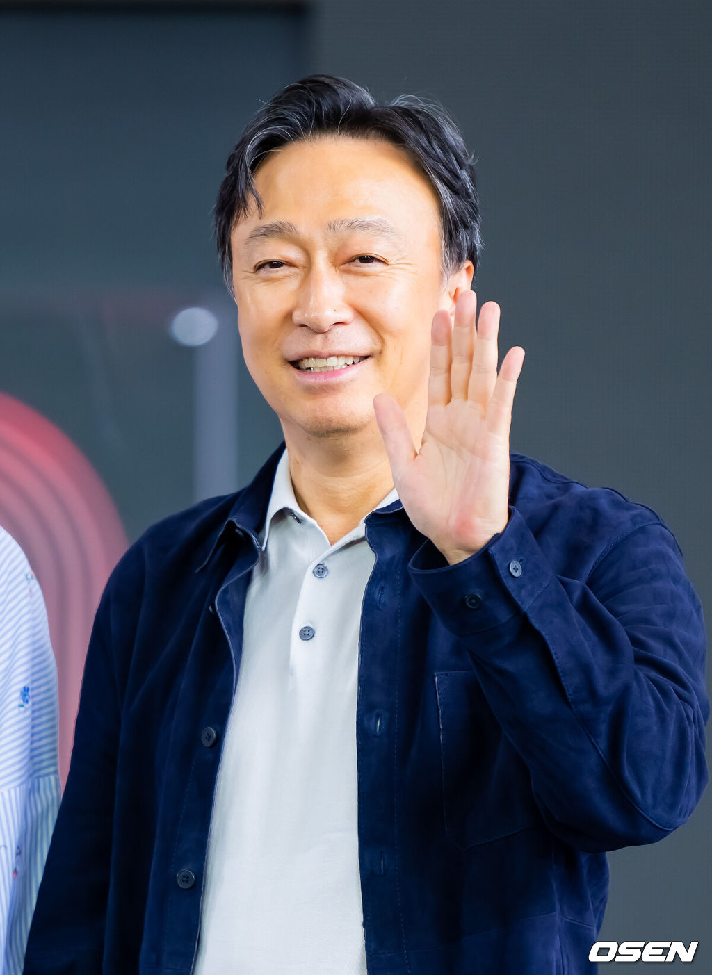 제30회 부산국제영화제(BIFF) 영화 ‘어쩔수가없다’ 오픈토크 행사가 18일 부산 해운대구 영화의 전당에서 열렸다.올해 30주년을 맞이한 부산국제영화제는 오는 26일까지 총 64개국 328편의 작품을 만날수 있다.배우 이성민이 오픈토크에서 포토타임을 갖고 있다 2025.09.18 / rumi@osen.co.kr