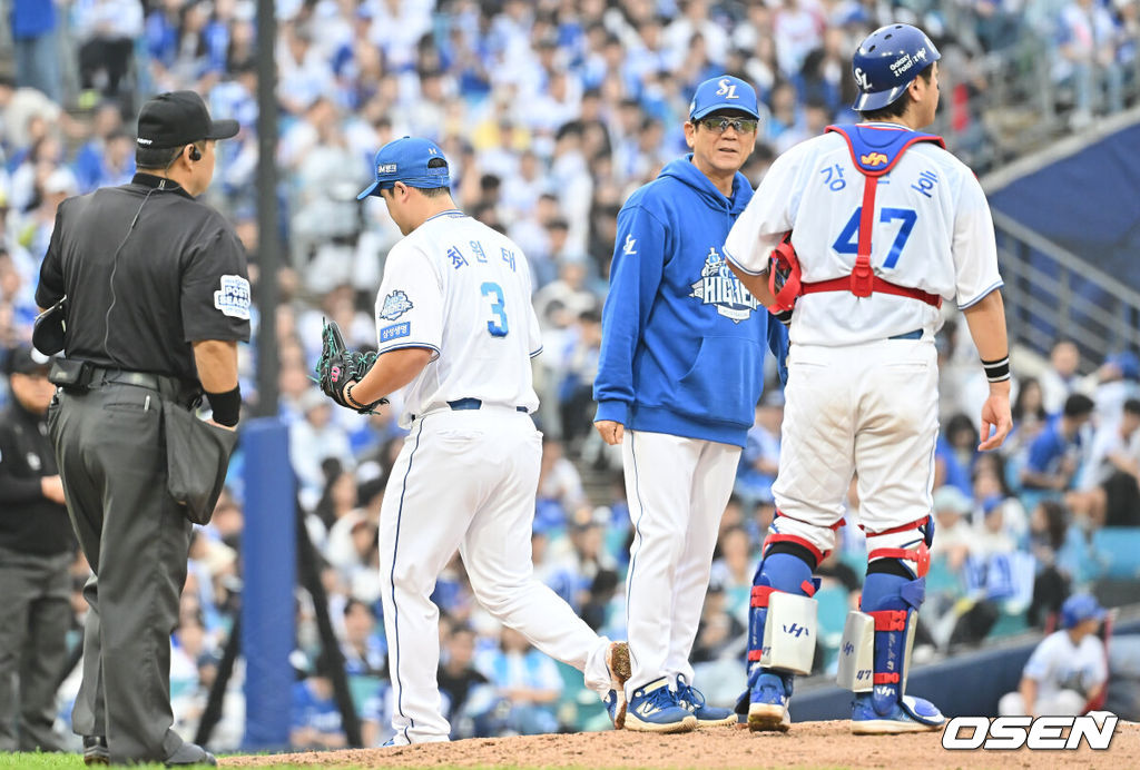 6일 대구 삼성라이온즈파크에서 2025 신한 SOL뱅크 KBO 와일드카드 결정전 삼성 라이온즈와 NC 다이노스의 경기가 열렸다. 홈팀 삼성은 후라도가 방문팀 NC는 구창모가 선발 투수로 출전했다.삼성 라이온즈 최원태가 2사 만루 위기서 교체되고 있다. 2025.10.06 / foto0307@osen.co.kr