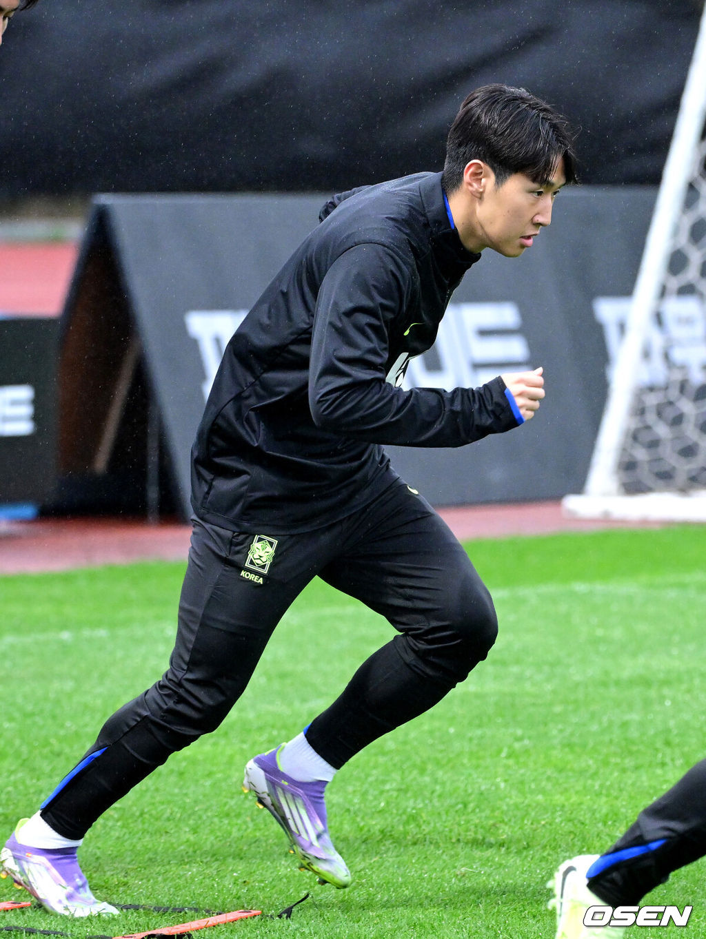 홍명보 감독이 이끄는 대한민국 축구 국가대표팀이 7일 오후 경기도 고양종합운동장 보조경기장에서 오는 10일 브라질과의 평가전을 앞두고 오픈트레이닝을 진행했다.한국 축구대표팀과 브라질은 오는 10일 서울월드컵경기장에서 친선경기를 갖는다.A대표팀 이강인을 비롯한 선수들이 훈련을 펼치고 있다. 2025.10.07 / dreamer@osen.co.kr