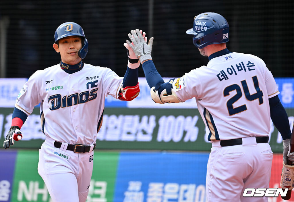 13일 부산 사직야구장에서 2025 신한 SOL 뱅크 KBO 리그 롯데 자이언츠와 NC 다이노스의 경기가 열렸다. 주말 3연전 동안 NC 다이노스가 창원NC파크 대신 사직야구장을 홈구장으로 사용한다. 홈팀 NC는 이용찬, 방문팀 롯데는 김진욱이 선발 출전했다.NC 다이노스 박한결이 1회말 2사 2루 좌월 2점 홈런을 치고 하이파이브를 하고 있다. 2025.04.13 / foto0307@osen.co.kr
