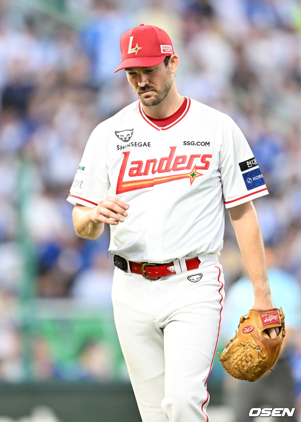 6일 오후 인천 SSG 랜더스 필드에서 ‘2025 신한 SOL BANK KBO리그’ SSG 랜더스와 삼성 라이온즈의 경기가 열렸다.이날 SSG은 앤더슨을, 삼성은 이승현을 선발투수로 내세웠다.4회초를 마친 SSG 선발 앤더슨이 아쉬운 표정으로 덕아웃으로 향하고 있다. 2025.08.06 / rumi@osen.co.kr