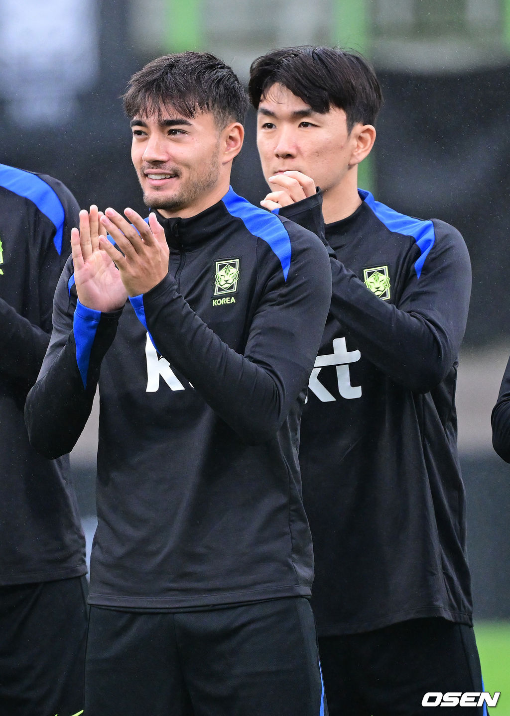 홍명보 감독이 이끄는 대한민국 축구 국가대표팀이 7일 오후 경기도 고양종합운동장 보조경기장에서 오는 10일 브라질과의 평가전을 앞두고 오픈트레이닝을 진행했다.한국 축구대표팀과 브라질은 오는 10일 서울월드컵경기장에서 친선경기를 갖는다.A대표팀 황인범과 옌스 카스트로프를 비롯한 선수들이 훈련을 앞두고 팬들에게 인사를 전하고 있다. 2025.10.07 / dreamer@osen.co.kr