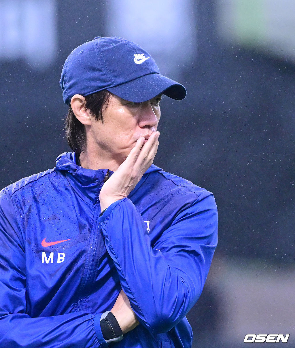 홍명보 감독이 이끄는 대한민국 축구 국가대표팀이 7일 오후 경기도 고양종합운동장 보조경기장에서 오는 10일 브라질과의 평가전을 앞두고 오픈트레이닝을 진행했다.한국 축구대표팀과 브라질은 오는 10일 서울월드컵경기장에서 친선경기를 갖는다.홍명보 감독이 선수들의 훈련을 주시하고 있다. 2025.10.07 / dreamer@osen.co.kr