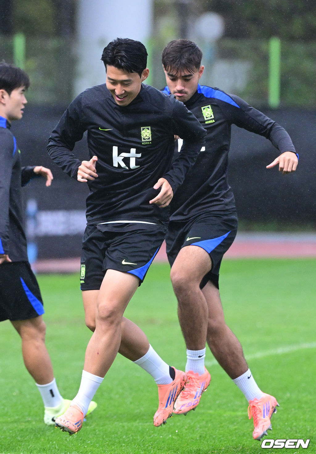 홍명보 감독이 이끄는 대한민국 축구 국가대표팀이 7일 오후 경기도 고양종합운동장 보조경기장에서 오는 10일 브라질과의 평가전을 앞두고 오픈트레이닝을 진행했다.한국 축구대표팀과 브라질은 오는 10일 서울월드컵경기장에서 친선경기를 갖는다.A대표팀 손흥민과 옌스 카스트로프를 비롯한 선수들이 훈련을 펼치고 있다. 2025.10.07 / dreamer@osen.co.kr