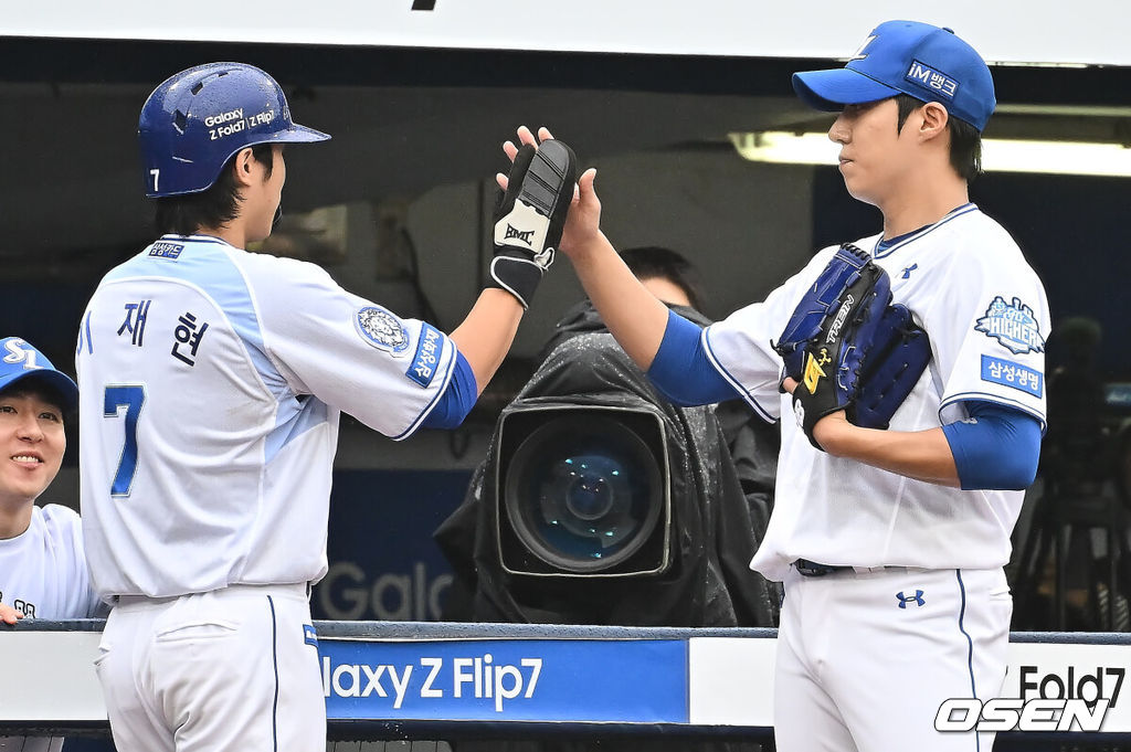 7일 대구 삼성라이온즈파크에서 2025 신한 SOL뱅크 KBO 와일드카드 결정전 삼성 라이온즈와 NC 다이노스의 경기가 열렸다. 홈팀 삼성은 로건이 방문팀 NC는 원태인이 선발 투수로 출전했다.삼성 라이온즈 이재현이 1회말 2사 만루 이성규의 밀어내기 볼넷때 득점을 하고 원태인과 하이파이브를 하고 있다. 2025.10.07 / foto0307@osen.co.kr