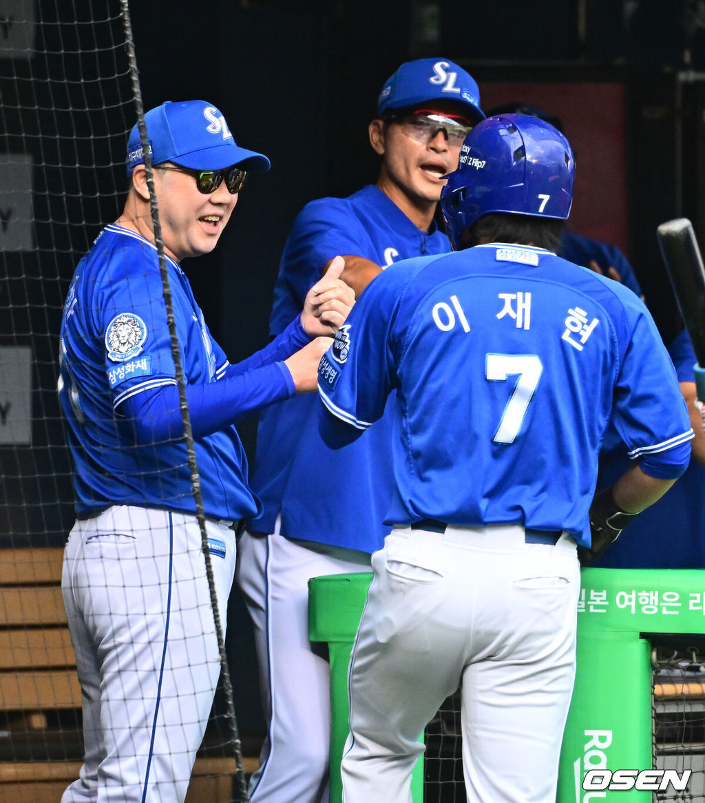 20일 서울 잠실구장에서 ‘2025 신한 SOL Bank KBO리그’ LG 트윈스와 삼성 라이온즈의 경기가 열렸다.LG는 외국인 투수 톨허스트를, 삼성은 원태인을 선발투수로 내세웠다.1회말 무사 1,2루에서 삼성 이재현이 구자욱의 선제 1타점 중전 적시타에 득점을 올리며 박진만 감독과 기뻐하고 있다. 2025.09.20 /jpnews@osen.co.kr