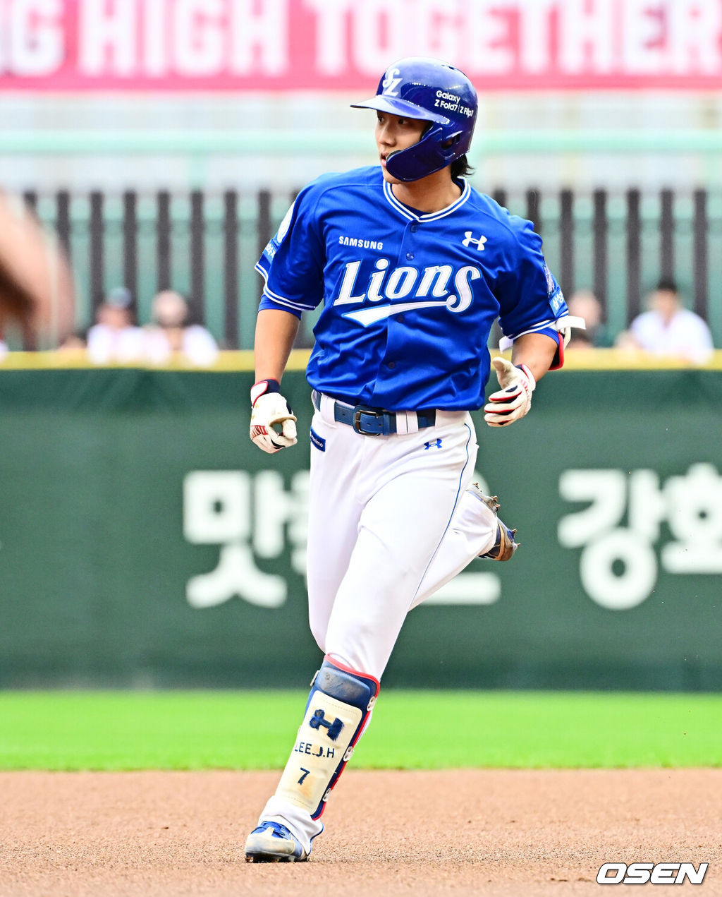 9일 인천 SSG랜더스필드에서 2025 신한 SOL뱅크 KBO리그 준플레이오프(5전 3선승제) 1차전 SSG 랜더스와 삼성 라이온즈의 경기가 열렸다.SSG은 화이트, 삼성은 최원태를 선발 투수로 내세웠다.1회초 삼성 선두타자 이재현이 선제 좌월 솔로포를 날리며 그라운드를 돌고 있다. 2025.10.09 /jpnews@osen.co.kr