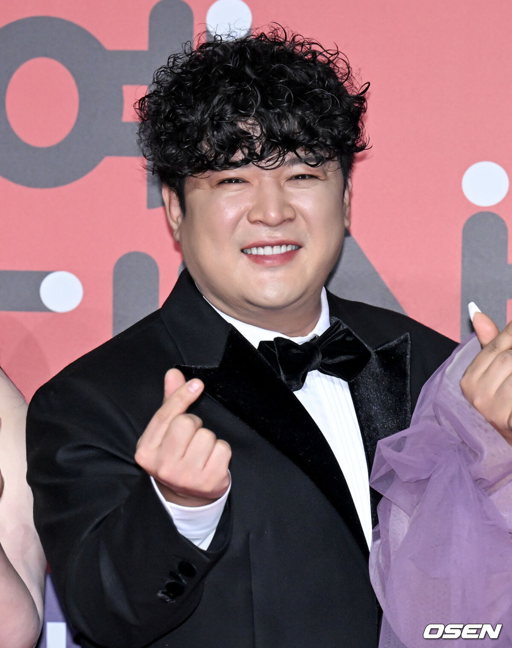 2023 SBS 연예대상 포토월 행사가 30일 서울 마포구 상암 SBS 프리즘타워에서 열렸다.가수 신동이 레드카펫을 밟으며 포즈를 취하고 있다. 2023.12.30/cej@osen.co.kr