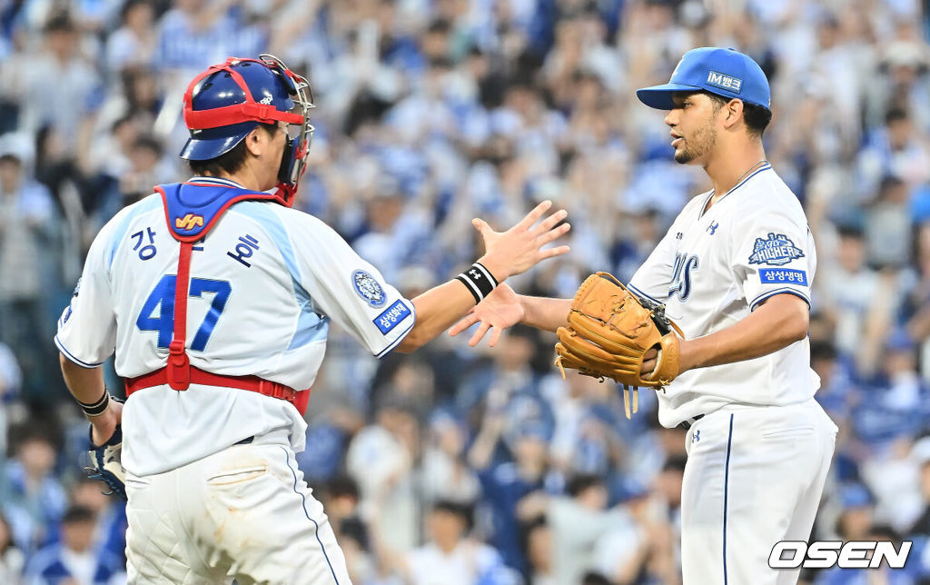 7일 대구 삼성라이온즈파크에서 열린 2025 신한 SOL뱅크 KBO 와일드카드 결정전에서 삼성 라이온즈가 NC 다이노스에 3-0으로 승리, 준플레이오프에 진출했다. 삼성 선발 원태인은 6이닝 4피안타 2사사구 5탈삼진 무실점 완벽투를 뽐냈다.삼성 라이온즈 가라비토와 강민호가 승리를 결정 짓고 기쁨을 나누고 있다. 2025.10.07 / foto0307@osen.co.kr