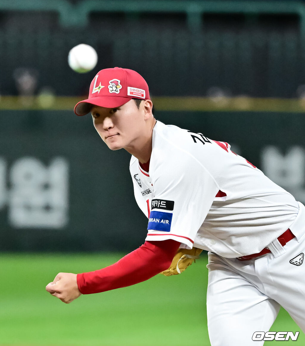 23일 오후 인천 SSG랜더스필드에서 ‘2025 신한 SOL BANK KBO리그’ SSG 랜더스와 KIA 타이거즈의 경기가 진행됐다.이날 경기에서 SSG은 김건우를, KIA가 김태형을 선발투수로 내세웠다. 1회초 SSG 선발투수 김건우가 역투하고 있다. 2025.09.23 / soul1014@osen.co.kr