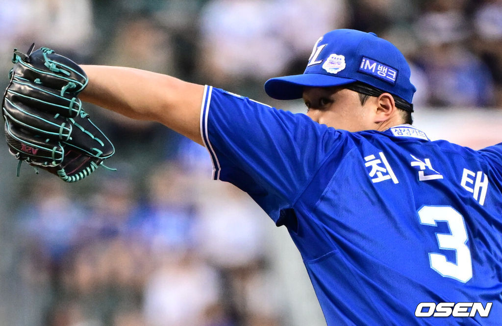 28일 오후 서울 잠실구장에서 ‘2025 신한 SOL Bank KBO리그’ 두산 베어스와 삼성 라이온즈의 경기가 열렸다.두산은 최민석, 삼성은 최원태를 선발로 내세웠다.1회말 삼성 선발 최원태가 역투하고 있다. 2025.08.28 /cej@osen.co.kr