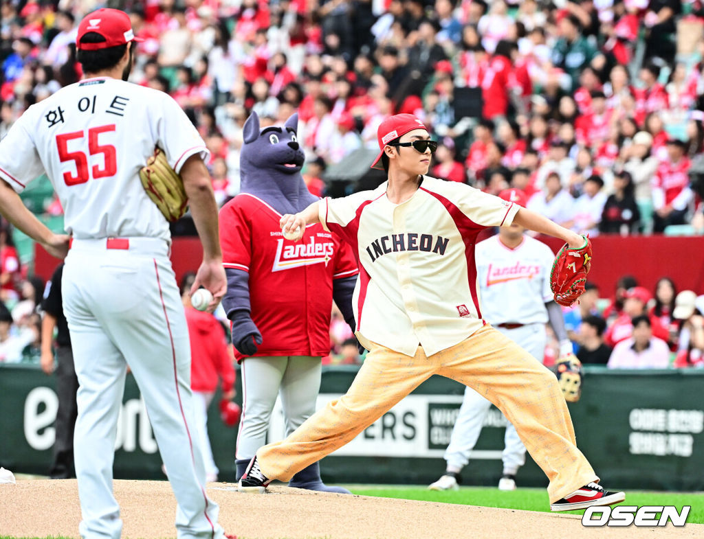 9일 인천 SSG랜더스필드에서 2025 신한 SOL뱅크 KBO리그 준플레이오프(5전 3선승제) 1차전 SSG 랜더스와 삼성 라이온즈의 경기가 열렸다.SSG은 화이트, 삼성은 최원태를 선발 투수로 내세웠다.경기에 앞서 배우 최현욱이 시구를 하고 있다. 2025.10.09 /jpnews@osen.co.kr