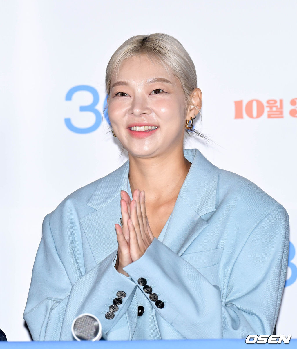 18일 서울 용산구 CGV용산아이파크몰에서 영화 ‘30일(감독 남대중)’ 언론시사회가 열렸다.'30일'은 드디어 D-30, 서로의 찌질함과 똘기를 견디다 못해 마침내 완벽하게 남남이 되기 직전 동반기억상실증에 걸려버린 정열(강하늘 분)과 나라(정소민 분)의 코미디. 오는 10월 3일 개봉.배우 송해나가 질의응답 시간을 갖고 있다. 2023.09.18 /cej@osen.co.kr