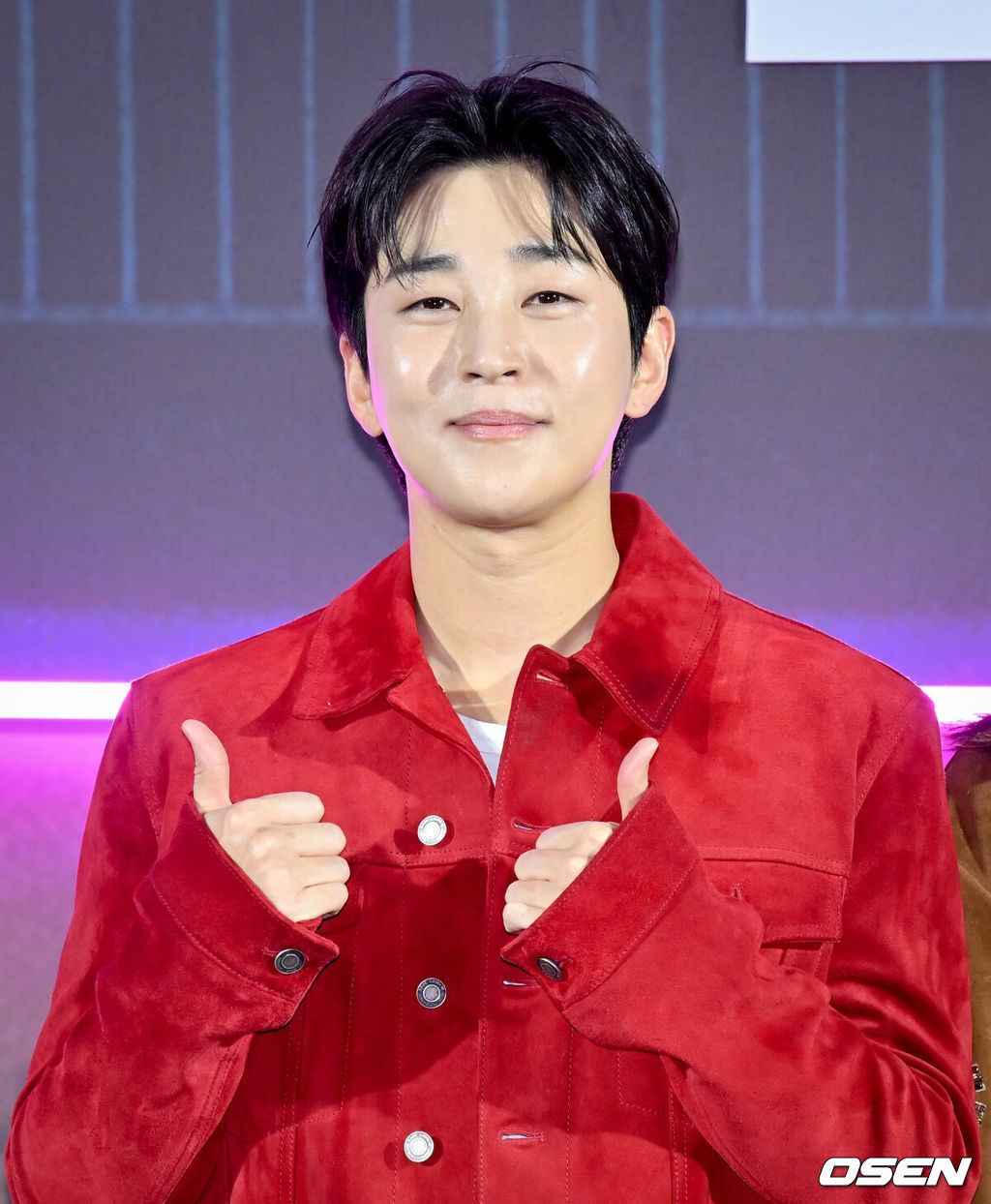 ’넷플릭스(Netflix) 예능 ‘좀비버스: 뉴 블러드’ 제작발표회가 14일 서울 용산구 CGV용산아이파크몰에서 열렸다.이날 제작발표회에는 박진경 PD, 문상돈 PD, 노홍철, 이시영, 조세호, 태연, 육성재, 딘딘, 코드 쿤스트, 권은비, 파트리샤, 김선태, 안드레 러시가 참석했다.딘딘이 포즈를 취하고 있다. 2024.11.14 /cej@osen.co.kr