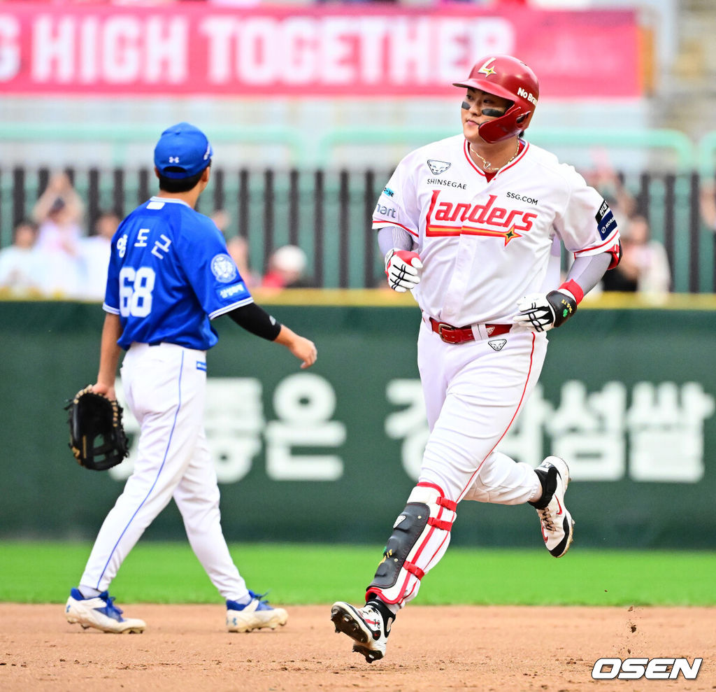 9일 인천 SSG랜더스필드에서 2025 신한 SOL뱅크 KBO리그 준플레이오프(5전 3선승제) 1차전 SSG 랜더스와 삼성 라이온즈의 경기가 열렸다.SSG은 화이트, 삼성은 최원태를 선발 투수로 내세웠다.7회말 1사 1루에서 SSG 고명준이 좌월 투런포를 날리며 그라운드를 돌고 있다. 2025.10.09 /jpnews@osen.co.kr