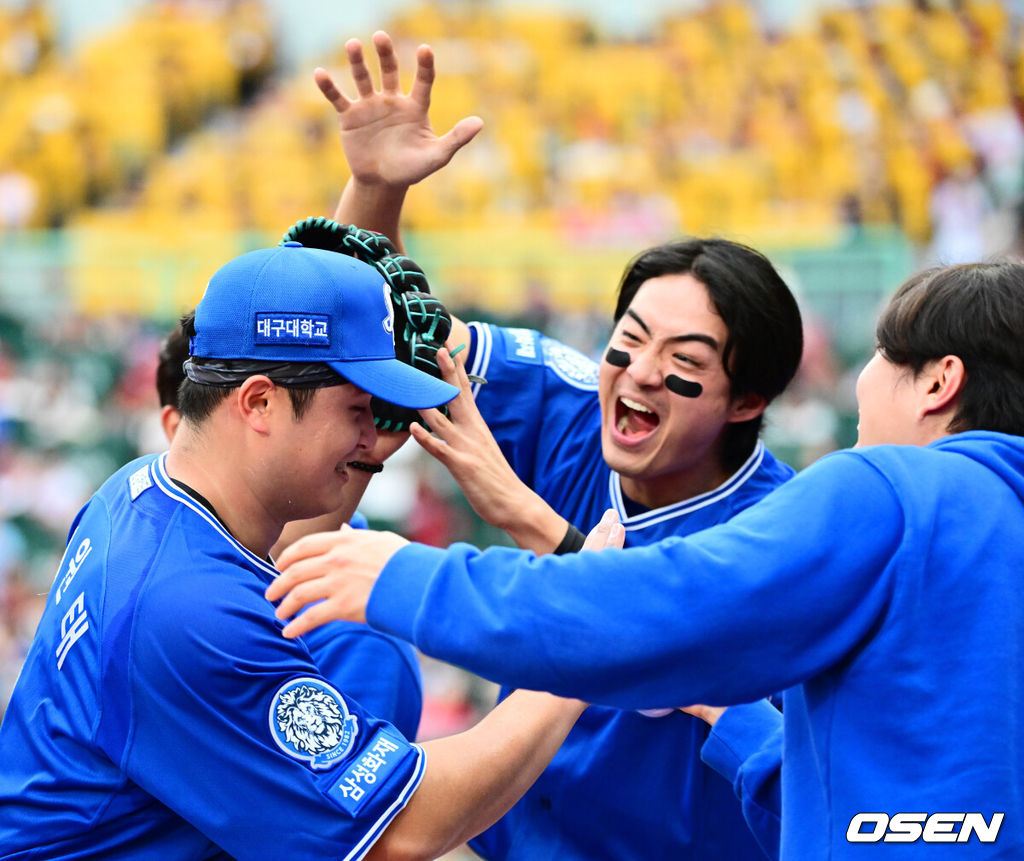 9일 인천 SSG랜더스필드에서 2025 신한 SOL뱅크 KBO리그 준플레이오프(5전 3선승제) 1차전 SSG 랜더스와 삼성 라이온즈의 경기가 열렸다.SSG은 화이트, 삼성은 최원태를 선발 투수로 내세웠다.6회말 수비를 마친 삼성 최원태가 구자욱과 기뻐하고 있다. 2025.10.09 /jpnews@osen.co.kr