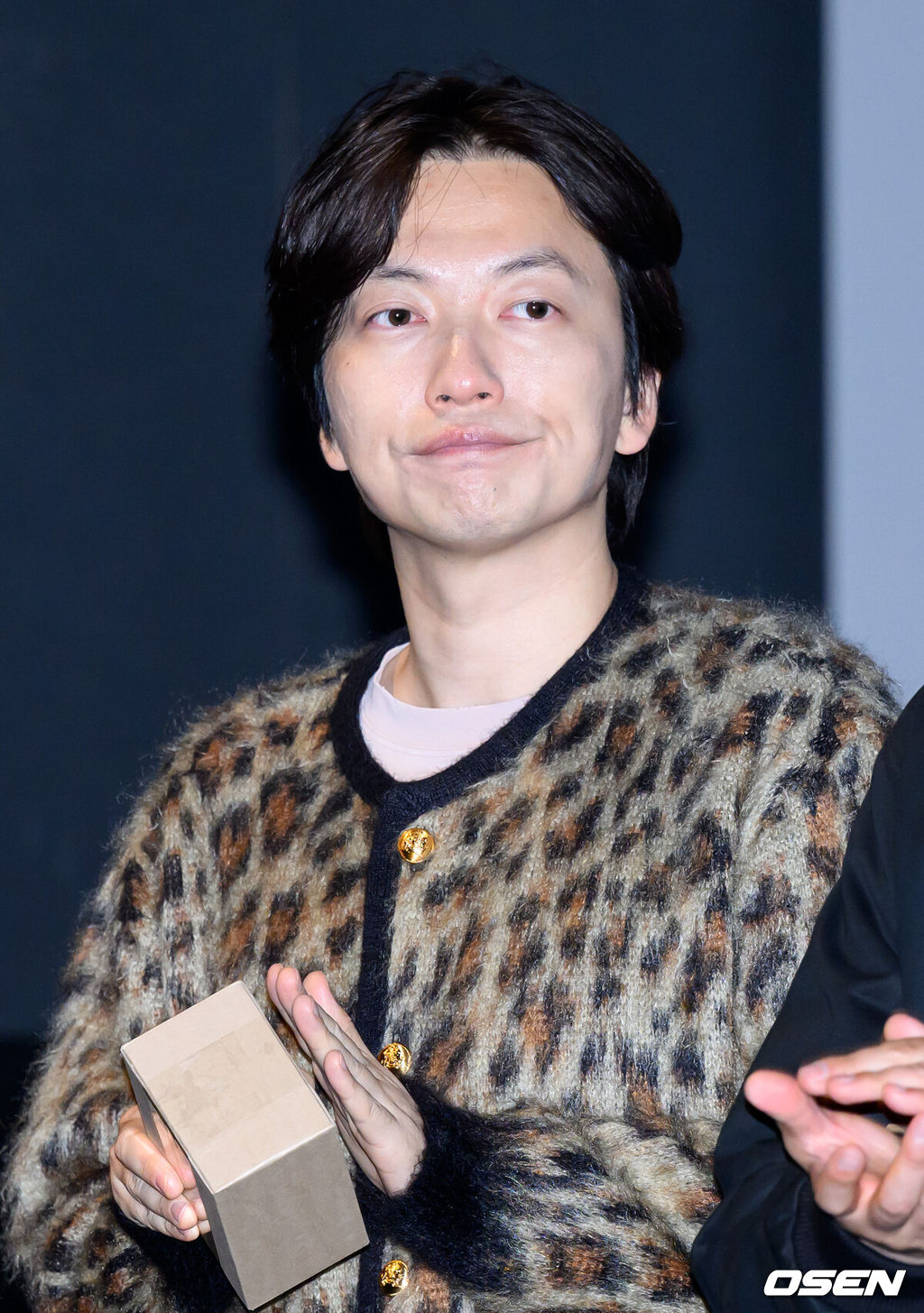 5일 오후 서울 CGV용산아이파크몰에서 영화 '로비' 무대인사가 진행됐다.영화 '로비'는 연구밖에 모르던 스타트업 대표 창욱(하정우)이 4조 원의 국책사업을 따내기 위해 인생 첫 로비 골프를 시작하는 이야기다.배우 이동휘가 무대인사를 하고 있다. 2025.04.05 /sunday@osen.co.kr