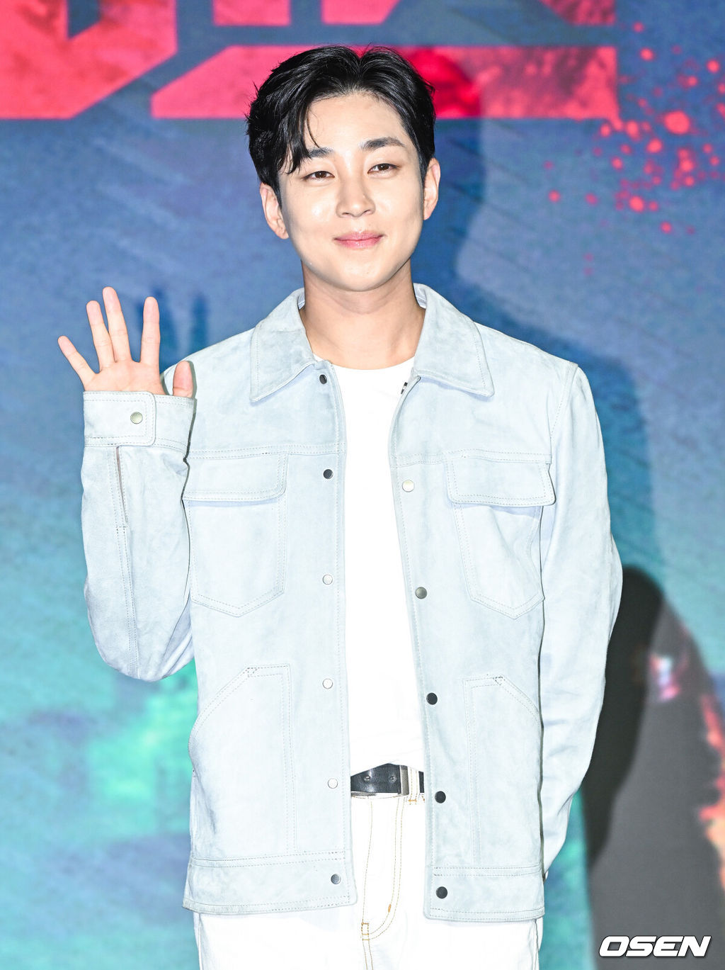 8일 오전 서울 마포구 호텔 나루 서울 엠갤러리에서 넷플릭스 예능 ‘좀비버스’ 제작발표회가 진행됐다.‘좀비버스’는 어느 날 갑자기 좀비 세계로 변해버린 서울 일대에서 퀘스트를 수행하며 살아남아야 하는 좀비 유니버스 예능으로 마이 리틀 텔레비전, 개미는 오늘도 뚠뚠 등 유쾌하고 재밌는 날것 그대로의 코드로 시청자들에게 웃음을 선사했던 박진경 CP와 문상돈 PD가 의기투합해, 이시영, 노홍철, 박나래, 딘딘, 츠키, 유희관, 조나단, 파트리샤, 꽈추형(홍성우), 덱스이 출연한다.한편 이날 제작발표회에는 크리에이터 덱스(김진영)가 코로나19 확진 판정을 받아 불참했다.딘딘이 포즈를 취하고 있다. 2023.08.08 / soul1014@osen.co.kr