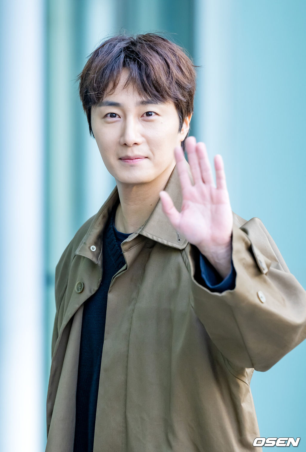 27일 오전 서울 양천구 SBS 목동 사옥에서 SBS 라디오 파워FM '박하선의 씨네타운' 라디오가 진행됐다.배우 정일우가 입장하며 취재진을 향해 포즈를 취하고 있다. 2022.10.27 / rumi@osen.co.kr