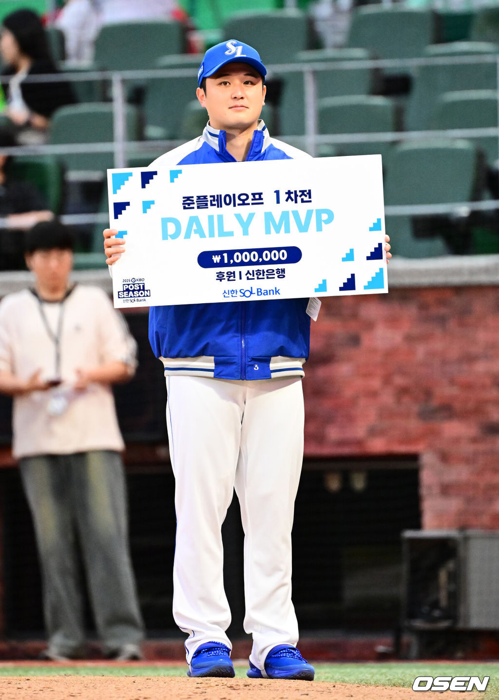 프로야구 삼성 라이온즈가 SSG 랜더스를 꺾고 준플레이오프(5전3선승제) 1차전을 승리했다. 삼성은 9일 인천 SSG랜더스필드에서 열린 SSG와 준플레이오프 1차전에서 5-2로 승리했다. 삼성은 플레이오프 진출 확률 85.3%를 거머쥐었다. 역대 34번 치러진 준플레이오프에서 1차전 승리 팀이 29차례 플레이오프에 진출했다. 삼성 선발투수 최원태는 6이닝 2피안타 1볼넷 8탈삼진 무실점으로 승리 투수가 됐다. 포스트시즌 19경기 만에 첫 승리였다. 이재현이 역대 포스트시즌 최초로 1회 선두타자 초구 홈런 진기록을 세웠다. 김영웅이 투런 홈런을 터드렸고, 디아즈는 3안타 1타점을 기록했다. SSG 선발투수 화이트는 2이닝 6피안타(2피홈런) 3볼넷 3실점으로 조기 강판됐다. 고명준이 투런 홈런을 기록했다. 경기를 마치고 삼성 최원준이 준플레이오프 1차전 데일리 MVP에 선정되며 기념 촬영을 하고 있다. 2025.10.09 /jpnews@osen.co.kr