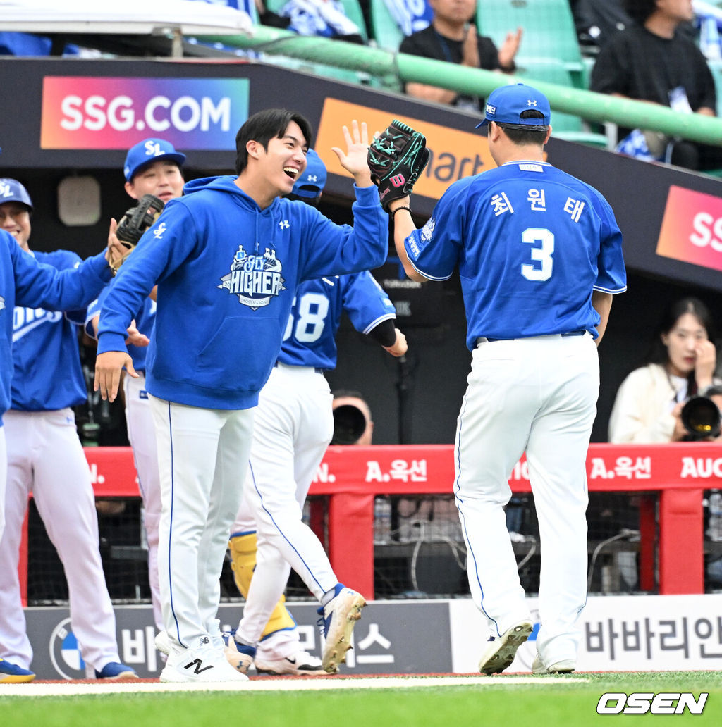 9일 인천 SSG랜더스필드에서 2025 신한 SOL뱅크 KBO리그 준플레이오프(5전 3선승제) 1차전 SSG 랜더스와 삼성 라이온즈의 경기가 열렸다.SSG은 화이트, 삼성은 최원태를 선발 투수로 내세웠다.6회말 2사 1루에서 삼성 최원태가 SSG 에레디아를 삼진으로 처리하고 원태인과 환호하고 있다. 2025.10.09 /sunday@osen.co.kr