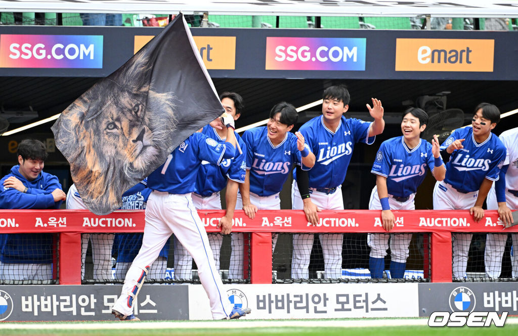 프로야구 삼성 라이온즈가 SSG 랜더스를 꺾고 준플레이오프(5전3선승제) 1차전을 승리했다. 삼성은 9일 인천 SSG랜더스필드에서 열린 SSG와 준플레이오프 1차전에서 5-2로 승리했다. 삼성은 플레이오프 진출 확률 85.3%를 거머쥐었다. 역대 34번 치러진 준플레이오프에서 1차전 승리 팀이 29차례 플레이오프에 진출했다. 1회초 무사에서 삼성 이재현이 좌월 솔로 홈런을 치고 더그아웃에서 환호하고 있다. 2025.10.09 /sunday@osen.co.kr