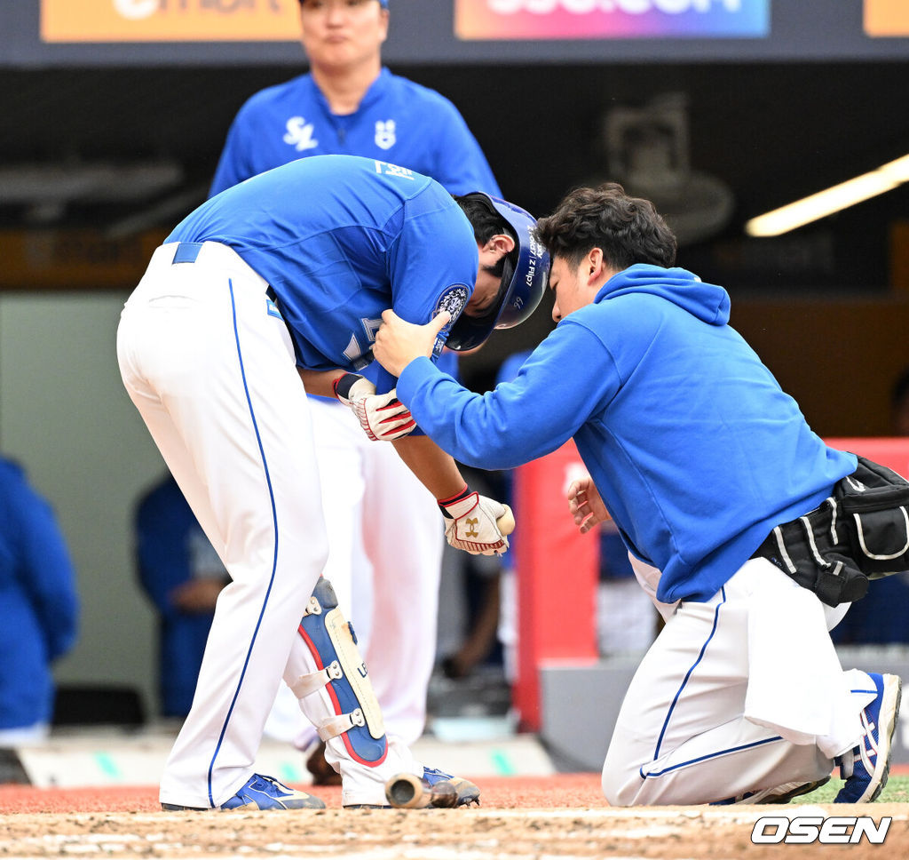 9일 인천 SSG랜더스필드에서 2025 신한 SOL뱅크 KBO리그 준플레이오프(5전 3선승제) 1차전 SSG 랜더스와 삼성 라이온즈의 경기가 열렸다.SSG은 화이트, 삼성은 최원태를 선발 투수로 내세웠다.3회초 2사 1,2루에서 삼성 이재현이 SSG 김민 투구에 맞고 고통스러워하고 있다. 2025.10.09 /sunday@osen.co.kr