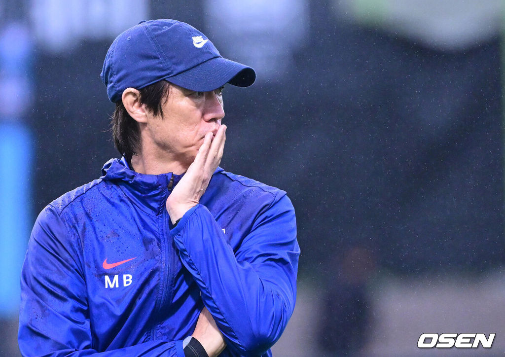 홍명보 감독이 이끄는 대한민국 축구 국가대표팀이 7일 오후 경기도 고양종합운동장 보조경기장에서 오는 10일 브라질과의 평가전을 앞두고 오픈트레이닝을 진행했다.한국 축구대표팀과 브라질은 오는 10일 서울월드컵경기장에서 친선경기를 갖는다.홍명보 감독이 선수들의 훈련을 주시하고 있다. 2025.10.07 / dreamer@osen.co.kr