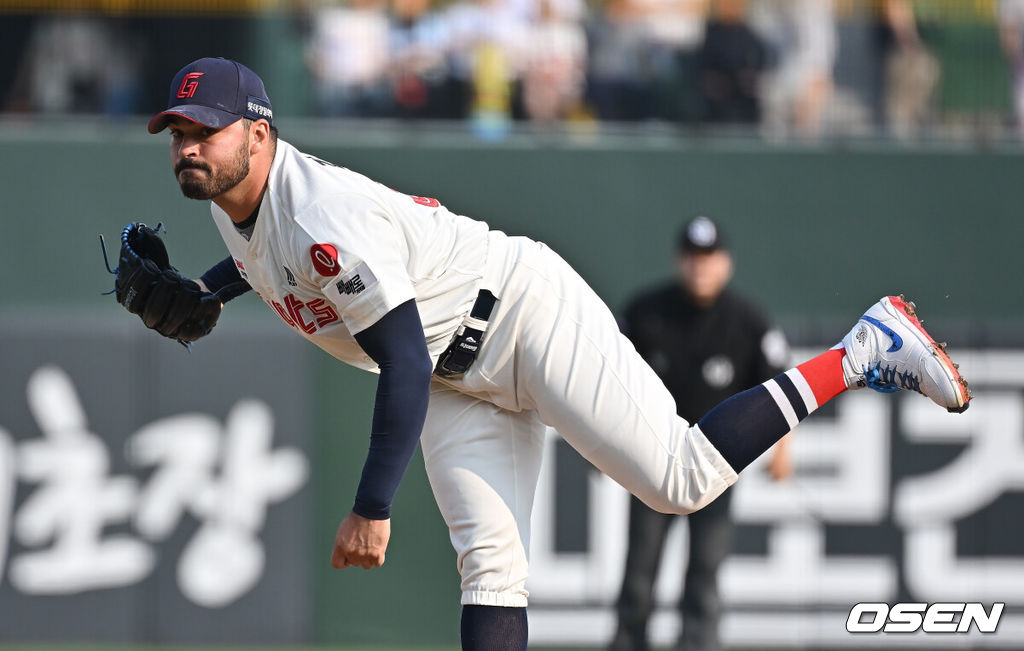3일 부산 사직야구장에서 2025 신한 SOL 뱅크 KBO 리그 롯데 자이언츠와 키움 히어로즈의 경기가 열렸다. 홈팀 롯데는 감보아가, 방문팀 키움은 김연주가 선발 출전했다.롯데 자이언츠 선발 투수 감보아가 역투하고 있다. 2025.06.03 / foto0307@osen.co.kr