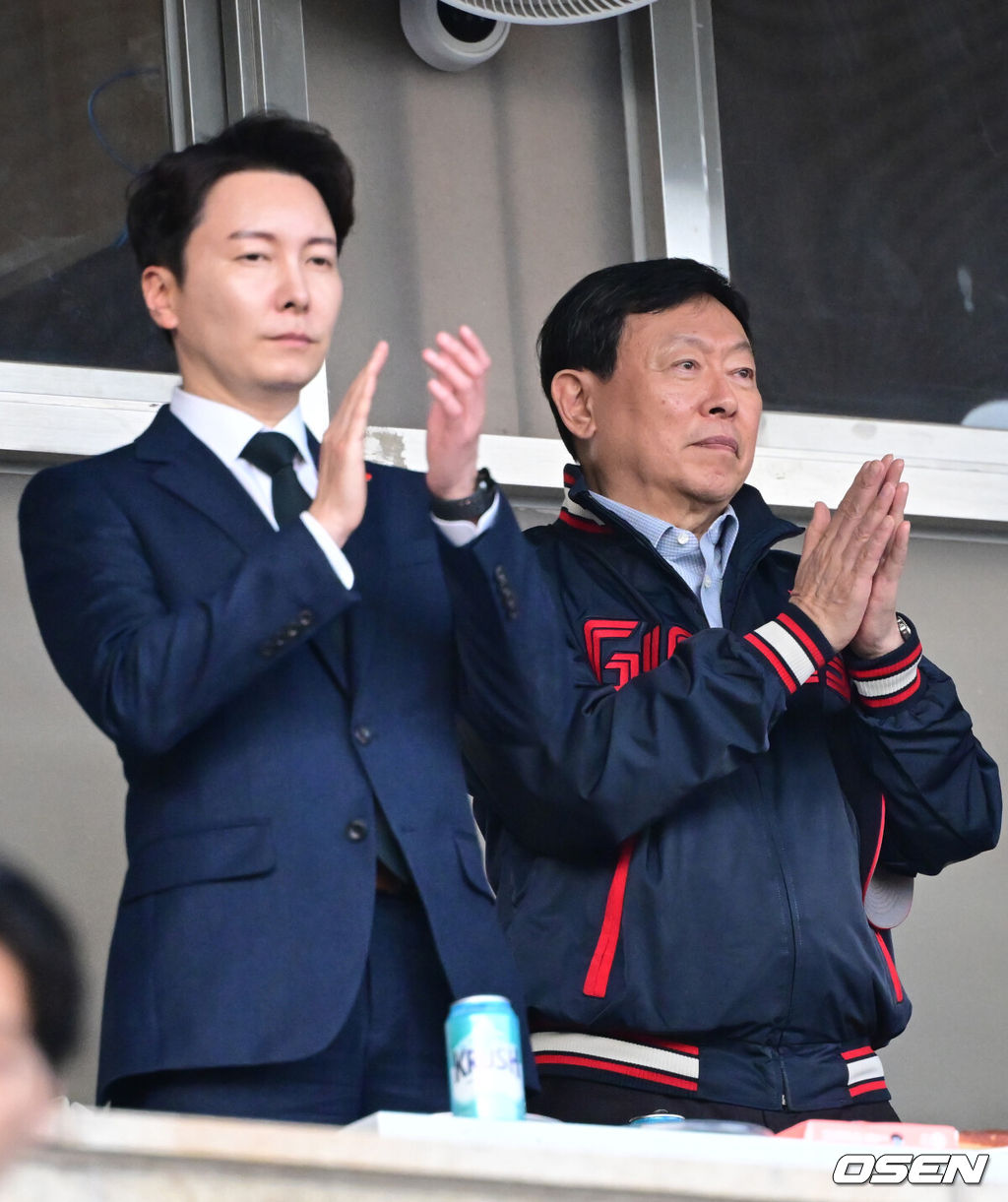 17일 오후 서울 잠실야구장에서 ‘2024 신한 SOL Bank KBO리그’ 두산 베어스와 롯데 자이언츠의 경기가 열렸다.이날 두산은 최준호를, 롯데는 윌커슨을 선발투수로 내세웠다.경기장을 방문한 롯데 박준혁 단장, 신동빈 회장이 박수를 치고 있다. 2024.05.17 / ksl0919@osen.co.kr