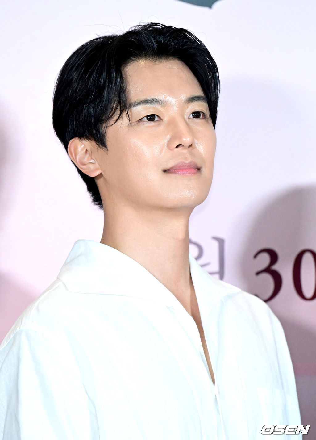 24일 오후 서울 용산 CGV에서 영화 ‘파과’(감독 민규동) VIP시사회가 열렸다.영화 ‘파과'는 바퀴벌레 같은 인간들을 처리하는 조직에서 40여 년간 활동한 레전드 킬러 ‘조각(이혜영)’과 평생 그를 쫓은 미스터리한 킬러 ‘투우(김성철)’의 강렬한 대결을 그린 액션 드라마다.배우 연우진이 VIP시사회에 참석해 포토타임을 하고 있다. 2025.04.24 / dreamer@osen.co.kr