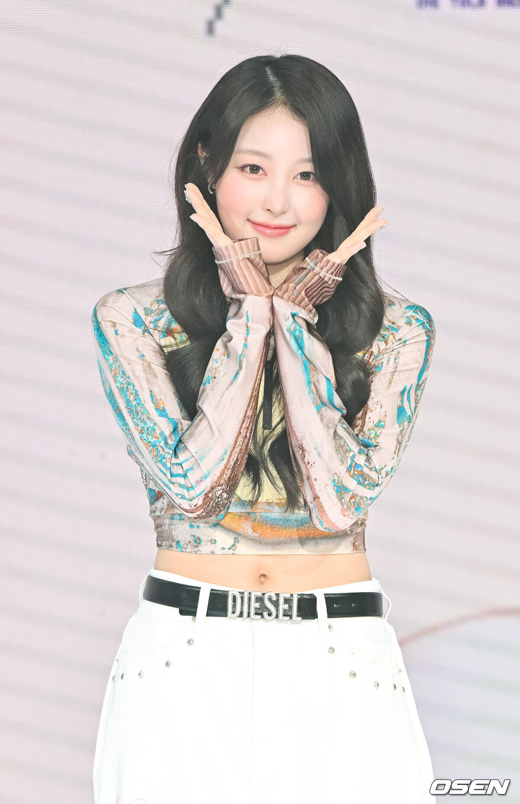 12일 오후 서울 상암동 쇼킹 K-POP 스튜디오에서 걸그룹 SAY MY NAME(세이마이네임)의 두 번째 EP ‘My Name Is...(마이 네임 이즈)’ 발매 기념 오프라인 미디어 쇼케이스가 진행됐다.데뷔 앨범 이후 5개월 만에 팬들을 찾아온 세이마이네임은 두 번째로 선보이는 앨범인 만큼 타이틀곡 ‘ShaLala(샤랄라)’를 비롯해 멤버 히토미가 작사에 참여한 곡까지 총 5곡을 수록, 좀 더 짙어진 세이마이네임만의 매력을 가득 담아냈다.세이마이네임 소하가 포즈를 취하고 있다. 2025.03.12   / soul1014@osen.co.kr