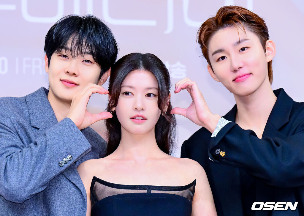 10일 오후 서울 양천구 목동 SBS에서 SBS 새 금토드라마 ‘우주메리미’ 제작발표회가 열렸다.‘우주메리미’는 최고급 신혼집 경품을 사수하려는 두 남녀의 달달살벌한 90일간의 위장 신혼기로, 믿고 보는 배우 최우식(김우주 역)과 로코 여신 정소민(유메리 역)이 만나 탄탄한 연기 시너지를 발휘할 작품으로 기대감을 높이고 있다.배우 최우식, 정소민, 서범준이 포토타임을 하고 있다. 2025.10.10 /jpnews@osen.co.kr